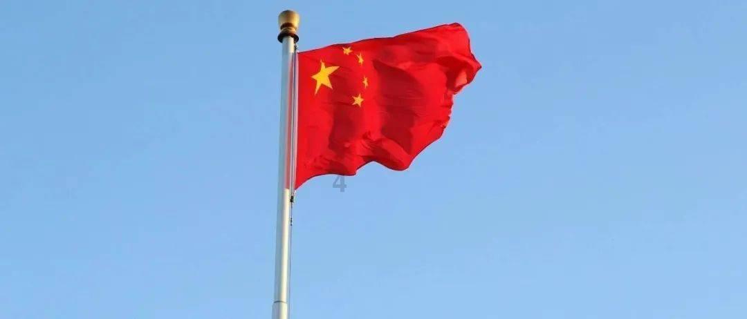 有个性的女生就是会穿，挂脖衫配牛仔裤，清新简约又显美的背影