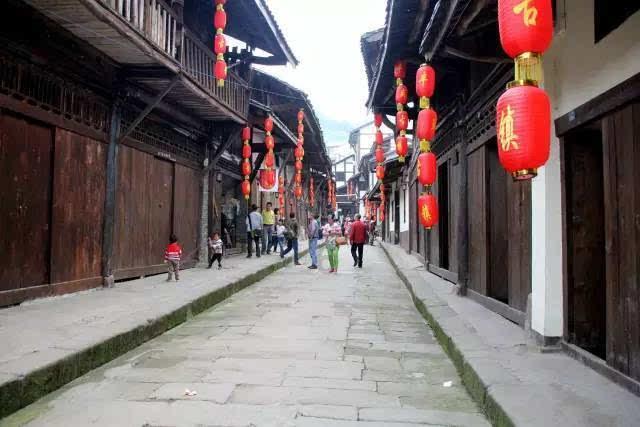 男子夜晚横穿冰面不慎落水，危急时刻消防员跳入冰窟