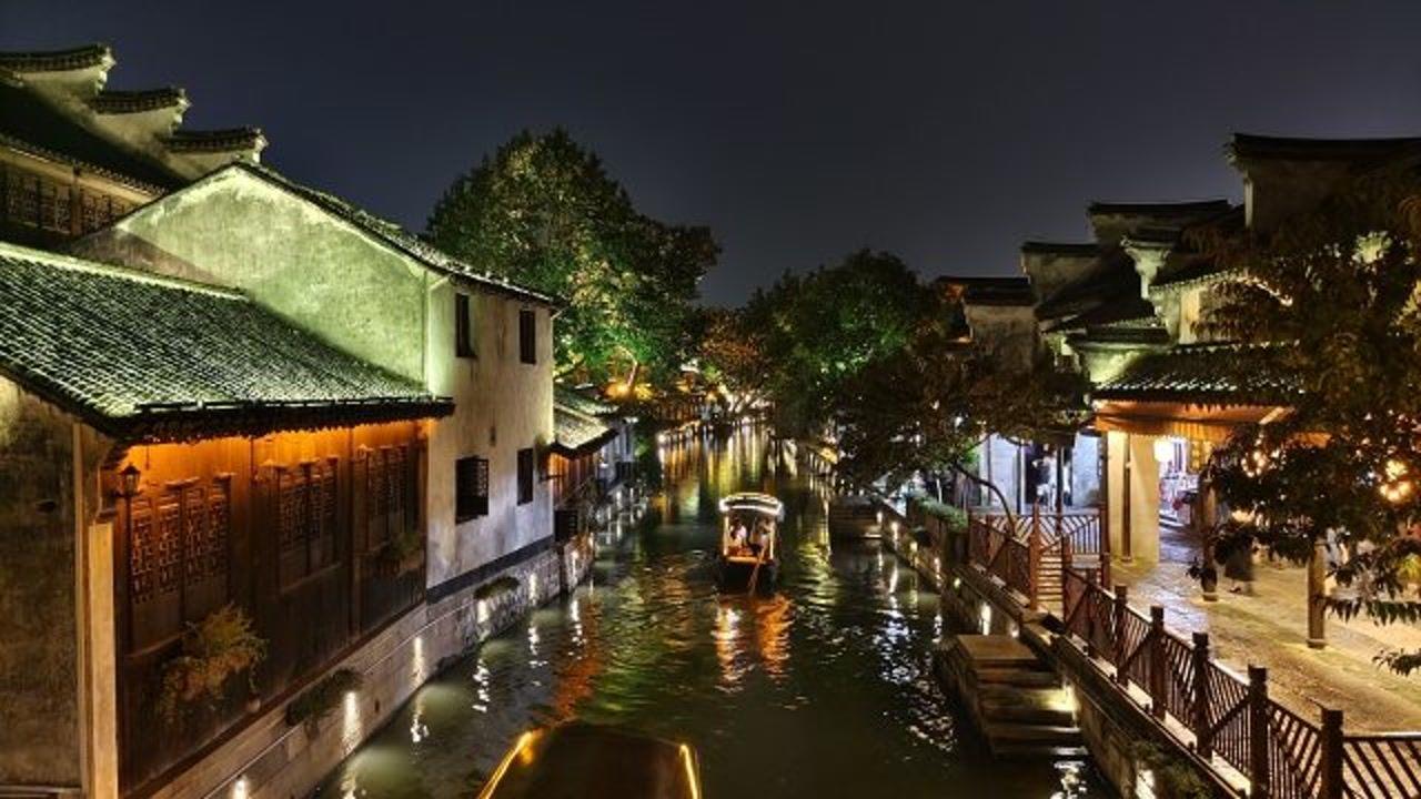 各方迅速启动应急预案 搜救工作紧张有序进行(在现场)